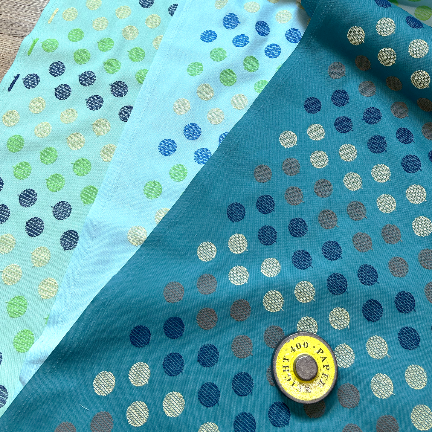 マルチカラーのドット刺繍オックス