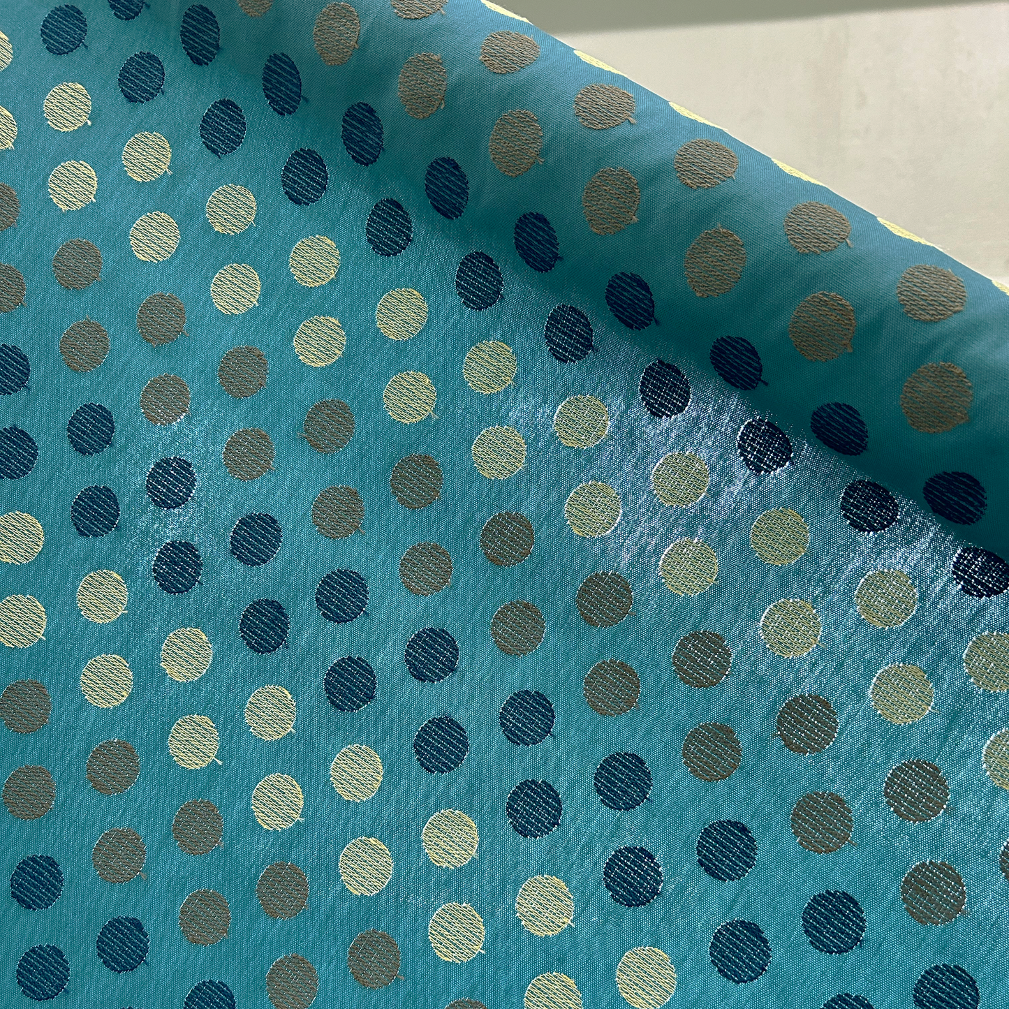 マルチカラーのドット刺繍オックス