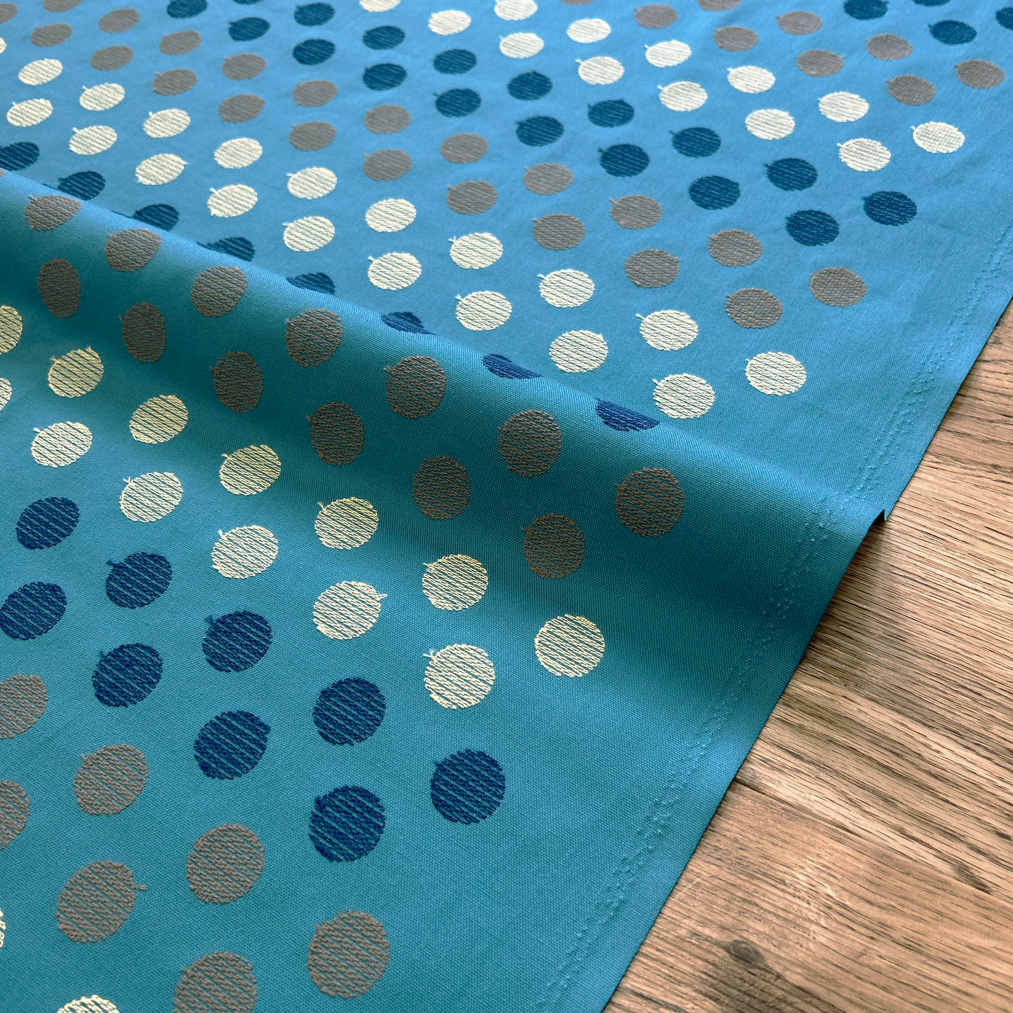 マルチカラーのドット刺繍オックス